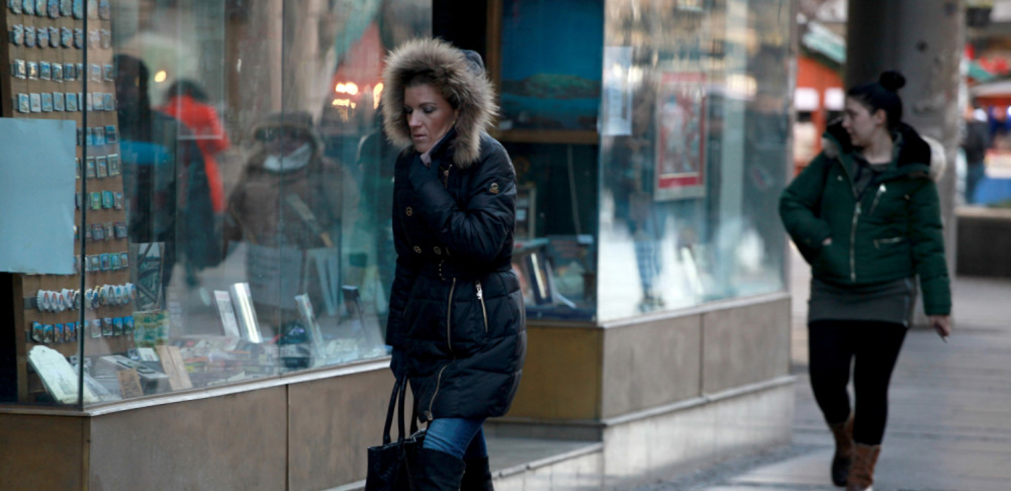 HAOS U BEOGRADU Vetar oborio stablo, oštećena dva automobila