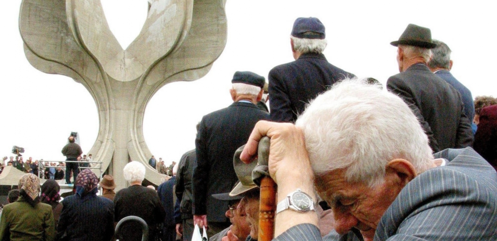 ZAVRŠNI ČIN GENOCIDA Hrvati pale kosti poklanih Srba kao smeće, a sve plaća Evropa!