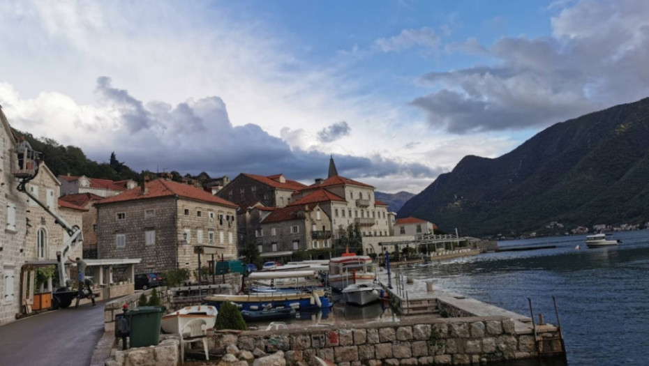 ČUDO NEVIĐENO NA JADRANU! Crnogorci masovno obaraju cene ležaljki i suncobrana, evo i zašto!