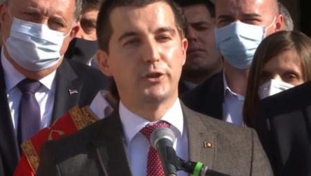 SRBIJA JE NEZAVISNA ZEMLJA I NEĆE BEČIĆ ODREĐIVATI PRAVILA Vujadinović: Beograd šalje pomirljive poruke, a Podgorica?