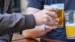 KAKO ZEMLJE U SVETU STIMULIŠU IMUNIZACIJU: U Srbiji vakcinisanima po 3.000 dinara i vaučeri, u SAD pivo i krofne