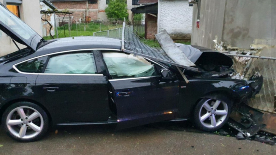 STRAŠNA NESREĆA Automobilom se zakucao u kuću, ljudi su pritrčali vozaču koji je nemoćan zapomagao