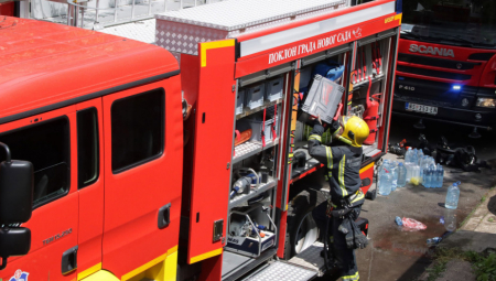 LOKALIZOVAN POŽAR NA ADI BOJANI Nema povređenih, vatrogasci sprečili širenje vatre na treću kuću