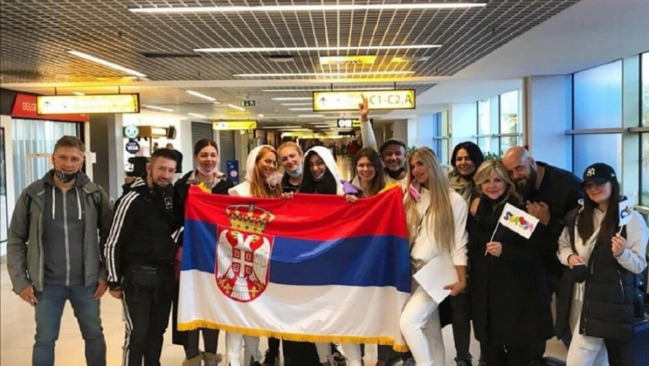 SRBIJA JE SPREMNA ZA POBEDU, Uraganke otputovale u Roterdam, belim uskim trenerkama sludele sve prisutne na aerodormu (FOTO)