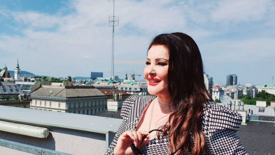 LETNJA SEZONA MOŽE DA POČNE Dragana Mirković se skinula i pokazala zavidnu liniju, njen kupaći kostim glavna tema svih (FOTO)