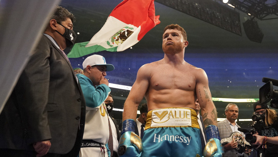 NAJBOLJI BOKSER DANAŠNJICE NA MEDENOM MESECU U CRNOJ GORI! Slavni sportista izabrao ovu destinaciju za bračno putovanje! (FOTO)