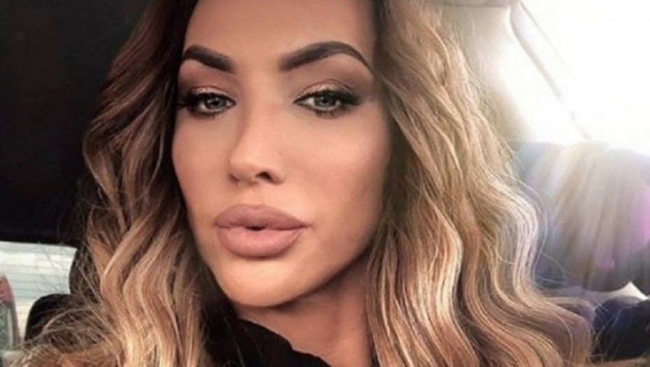 PEVAČICA SE ODUŠEVILA!  Sekulićeva uživala na plaži, kad joj je prišla grupa momaka i zapevala ovo (VIDEO)