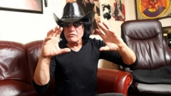 ZBOG ĆERKINIH DUGOVA ŽIVI KAO PODSTANAR Milić Vukašinović prodao luksuzni stan, a onda ga sačekala šok informacija