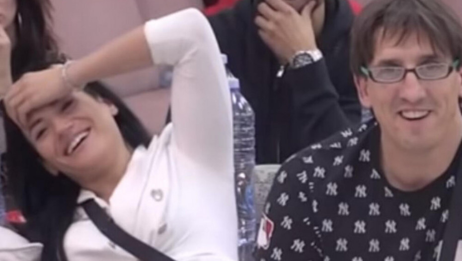 VRIŠTALA OD SREĆE Kristijan iznenadio ljubavnicu, iznad Bele kuće leteli posebni baloni, Kristina van sebe od iznenađenja (FOTO)