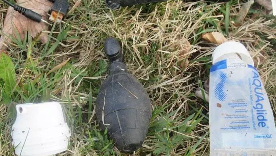 Nemački pirotehničari došli da uklone bombu iz šume: Međutim, pronašli su samo gomilu se*sualnih pomagala