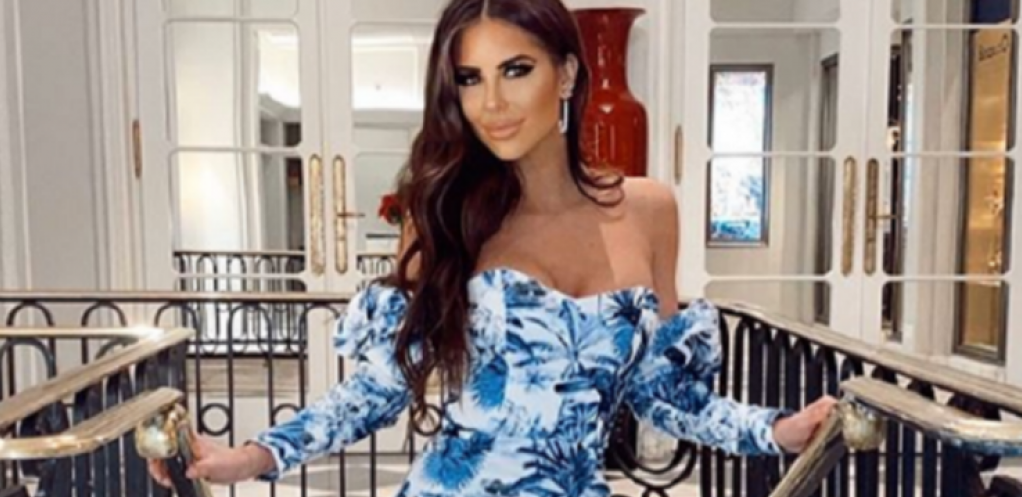 Prepuna kuća i proslava o kojoj se priča:  Pijana Zorannah se pela po stolovima, a goste je urnisala svojim pevanjem! (FOTO)