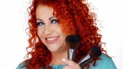 ŠTA DA RADITE KAD SE SVE OKO VAS TOPI Evo kako da vam šminka leti izdrži ceo dan na licu!