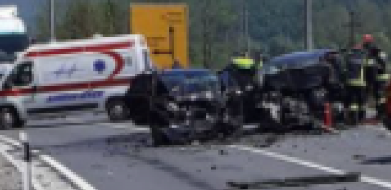 STRAVIČNA NESREĆA U SUSEDNOJ ZEMLJI Sudar minibusa i traktora, jedna osoba poginula, na desetine povređenih