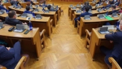 SKANDAL U PODGORICI U Parlamentu Crne Gore izglasana Rezolucija o genocidu Srebrenici