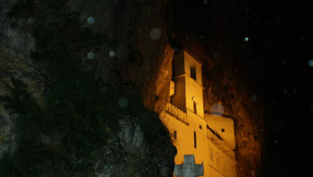 HILJADE VERNIKA DANAS NA OSTROGU Na veliki praznik došlo i mnogo Srba sa Kosova