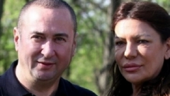 EVO KAKO TRAJKOVIĆI SLAVE BOŽIĆ Đani pozirao sa unucima i Slađom, jedan detalj mnogima privukao pažnju (FOTO)