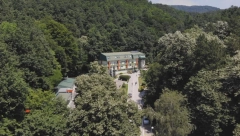 SJAJNA VEST ZA ONE KOJI ŽELE DA LETUJU Deli se 20.000 vaučera za odmor u Srbiji