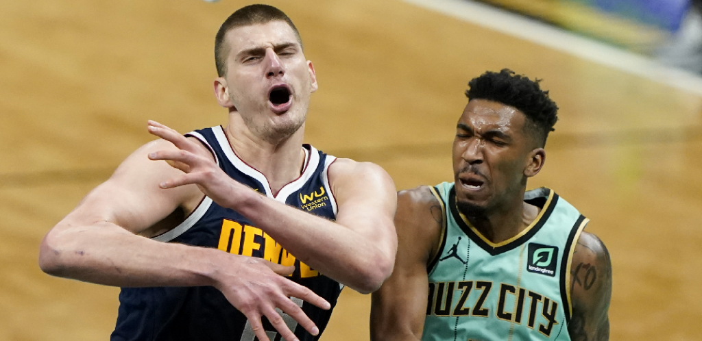 SRBINOVE NOVE BRAVURE! Jokić ih je sve zaludeo: Asistencija preko celog terena, a onda magija bez gledanja! (VIDEO)