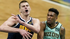 SRBINOVE NOVE BRAVURE! Jokić ih je sve zaludeo: Asistencija preko celog terena, a onda magija bez gledanja! (VIDEO)