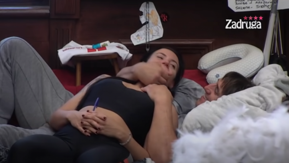 I POSLE NEKA PROBA DA KAŽE DA NIJE BILO SE*SA Kristijan i Kristina  uhvaćeni kako se oblače i bacaju prljave maramice!