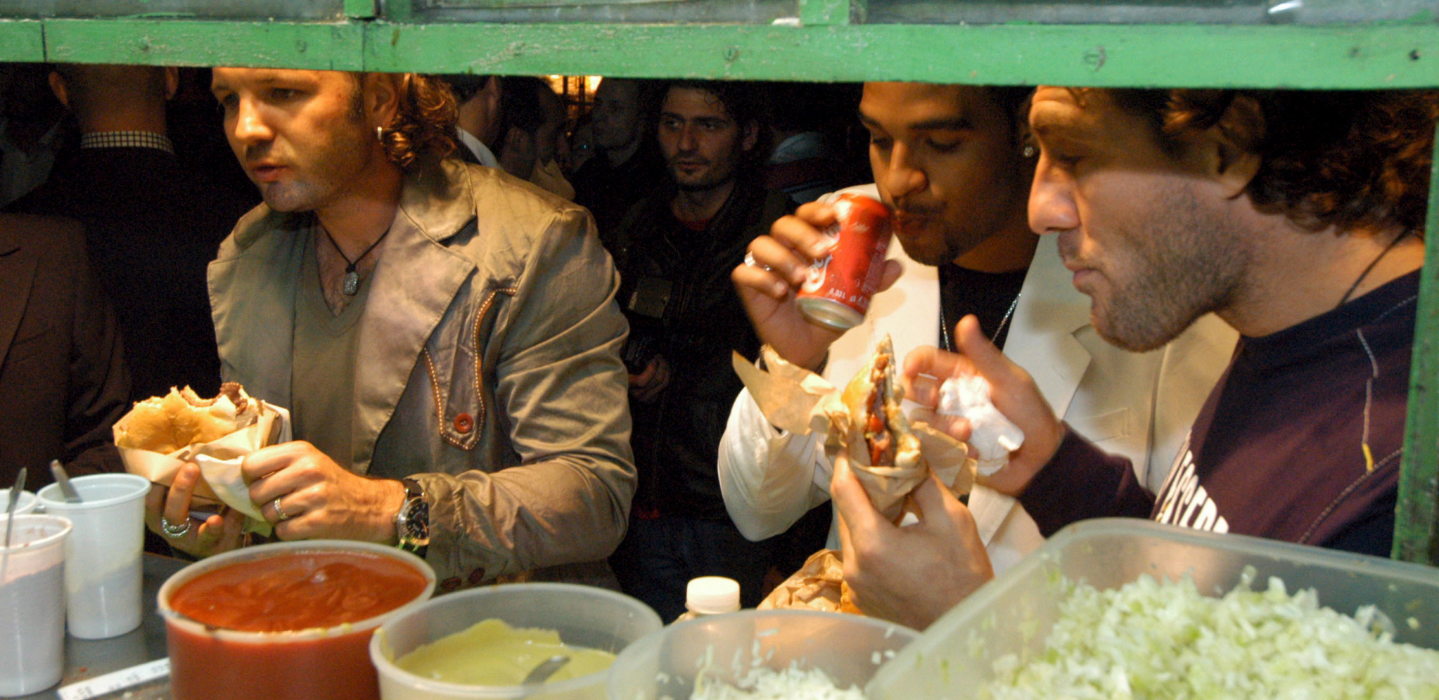 KULTNA FOTOGRAFIJA KOJA ĆE SE PREPRIČAVATI Dan kada su legende stigle u Beograd, Ceca im pevala "na uvce", a onda ih je Mihajlović odveo na pljeskavicu (FOTO)