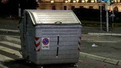 ŠOKANTNA NESREĆA U GRČKOJ: Muškarac poginuo u kontejneru dok je tražio hranu