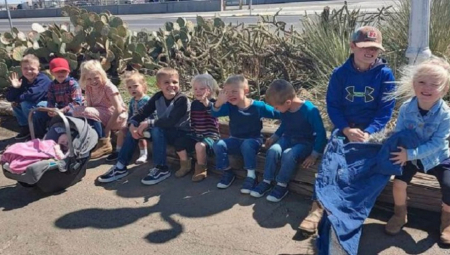 U poslednjih deset godina, rodila je 11 dece, 12-o je na putu, a planira da do 40-e dobije još troje! Ovo je njena priča!