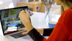 IZGLEDAŠ KAO DA SI OBUKLA BALON ZA DECU: Čuvajte se internet prevare, žene poručila prelepu haljinu od lateksa, zaprepastila se šta joj je stiglo na adresu