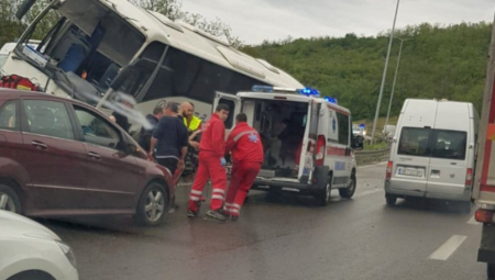 AUTOBUS UMALO PREŠAO NA SUPROTNU STRANU Detalji nesreće kod Bubanj potoka: Vozač zaglavljen, dve devojke proletele kroz šoferšajbnu