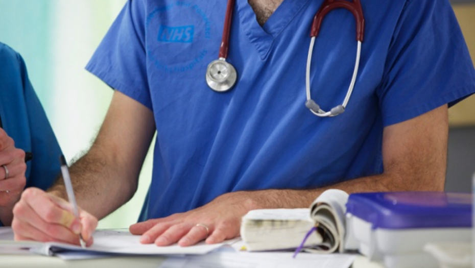 LEKARSKI IZVEŠTAJ OD KOGA SE TRESE INTERNET: Pogodila ga pesma,  pa stigao u Hitnu