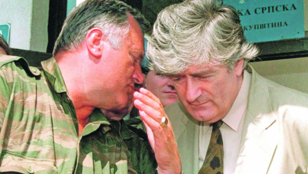 ČASTIO GOSTE, SLUŠAO GUSLE I GLEDAO U SVOJU I MLADIĆEVU SLIKU Niko nije znao gde je, a Radovan je uživao u kafani "Luda kuća"