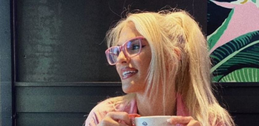 SARA RELJIĆ ZAPALILA DOMINIKANU Pevačica raspametila pratioce izazovnim plesom i minijaturnom kupaćem kostimu! (VIDEO)