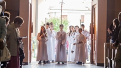 CEREMONIJA SE PRETVORILA U HAOS Nekoliko godina stara devojčica pobesnela je nakon što je otvorila koverat koji je dobila na poklon!