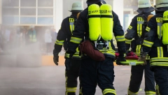Mačka skočila sa petog sprata zapaljene zgrade, na društvenim mrežama kruži i snimak! (VIDEO)