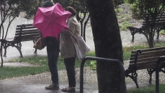 AKO STE NAPOLJU BEZ KIŠOBRANA, NAĐITE ZAKLON U narednih sat vremena jak pljusak, grmljavina i grad!