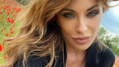 Snimila je čuveni hit koji je pomerio granice provokativnosti, proglasili su je najlepšom ženom sveta, a danas pevačica izgleda neverovatno (FOTO)