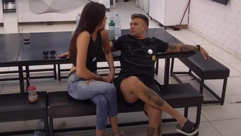 U "ZADRUZI" SE CEO DAN TRESU KREVETI Misica obećala da neće biti akcija pred kamerama, pa naskočila na Karića, ovakvu strast još niste videli u Beloj kući (VIDEO +18)