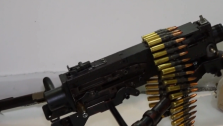 PUCAO U VAZDUH JER NE VOLI KOMŠIJU Policija mu pronašla arsenal oružja