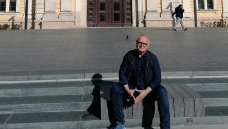 MOĆI ĆE DA SE LEŽI I ODMARA Vesić pokazao nove klupe na Savskom trgu kod omiljenog spomenika (FOTO)