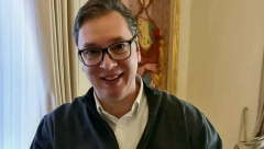 Dok je Vučić doručkovao burek i jogurt, svima promaklo da predsednik nije sam u kadru, jedne oči su ga pažljivo posmatrale... (FOTO)