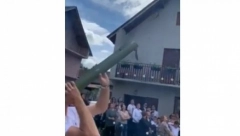 ZOLJOM GAĐAO JABUKU NA SVADBI Skandalozni snimak kruži Srbijom (VIDEO)