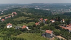 PODSTICAJ ZA BRAK Srbija će svojim građanima poklanjati domaćinstva!