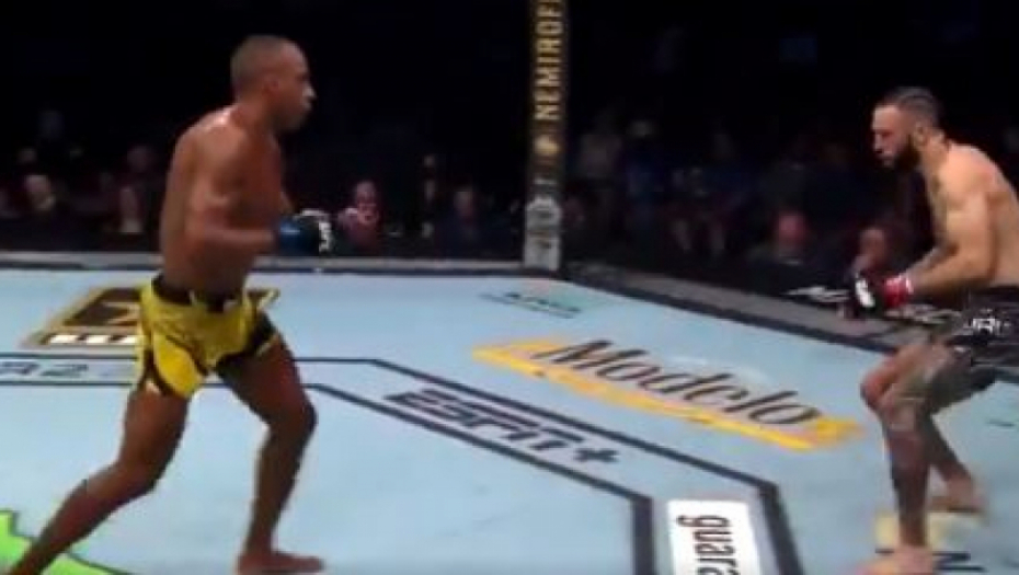 NOKAUTIRAO GA POGLEDOM! Svi su otpisali Brazilca, a onda je srušio svog protivnika na bizaran način! (VIDEO)