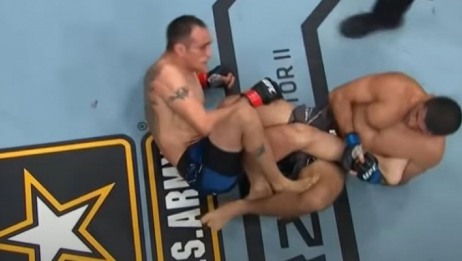 ČUO SAM KAKO MU NOGA PUCA, ON JE ZOMBI! Izdominirao legendu MMA sporta, a onda jednim komentarom oduševio sve!