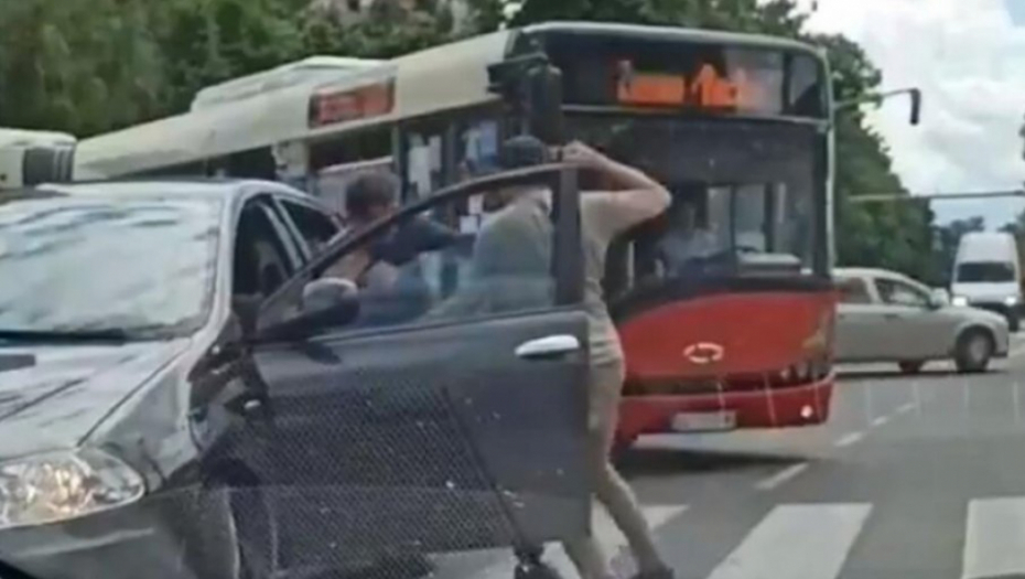 BRUTALNA TUČA NASRED ULICE Muškarci izašli iz kola i žestoko se obračunali, pa zaustavili saobraćaj