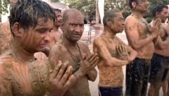 DA NE POVERUJETE Ljudi u Indiji se mažu kravljim izmetom i urinom, a ovo je razlog zašto rade ovakve gadosti (VIDEO)