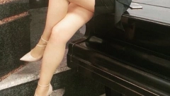 Plavokosa voditeljka pokazala butkice na bazenu i kolena na klaviru, pljušte komentari