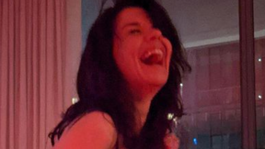 USPALJENA DANIJELA ŠTAJNFELD U KUPAĆEM KOSTIMU Posle zabave u bazenu pozirala na trosedu (FOTO)