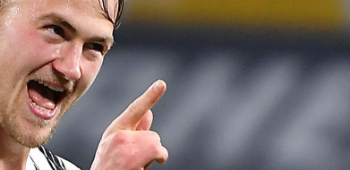 FUDBALER CRNO-BELIH ISKREN Smeju mi se zbog odeće koju nosim, nije me briga, želim da budem zvezda samo na terenu!