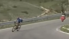 UŽAS! Slovenac udario u ivičnjak pa preleteo preko bicikla, jedva izvukao živu glavu! (VIDEO)